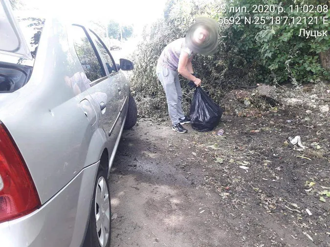 Застукали на гарячому: жителі Рованців підкидав сміття на узбіччя Луцька (ФОТО)