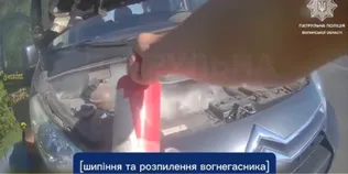 У Ковелі поліція допомогла загасити авто, з якого йшов дим (відео)