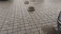 Позаду драмтеатру в Луцьку встановили обмежувачі (фотофакт)