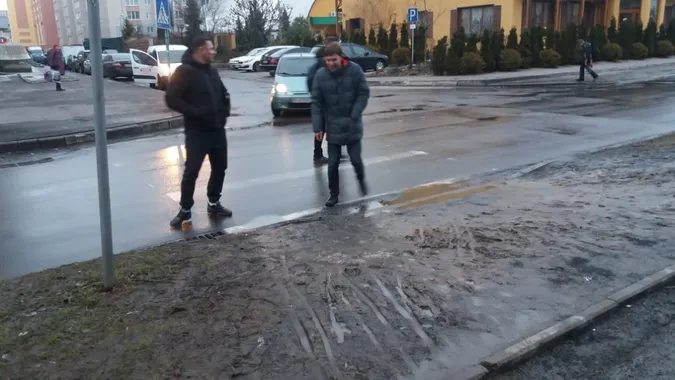 Лучанам обіцяють замість болота пішохідний перехід
