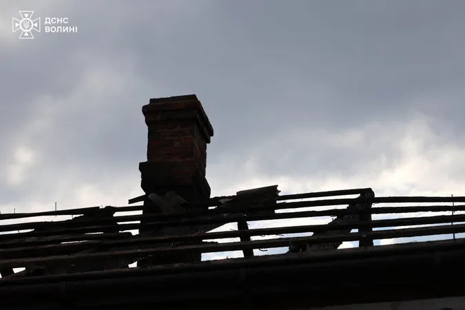 У селі біля Луцька жінка врятувала від пожежі сусідських дітей (фото)