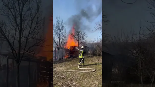 Палили траву: на Волині згоріла будівля на дачному масиві (фото, відео)