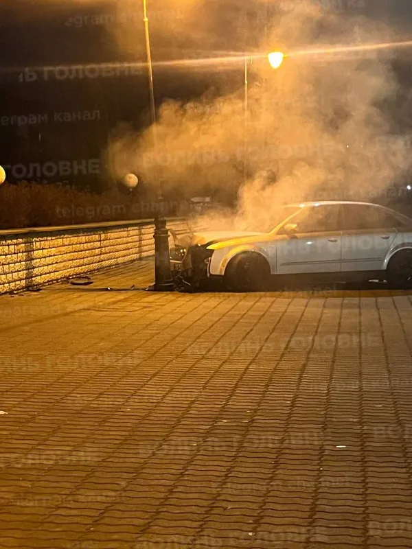 Авто на швидкості влетіло в електроопору під залізничним вокзалом Луцька (фото)
