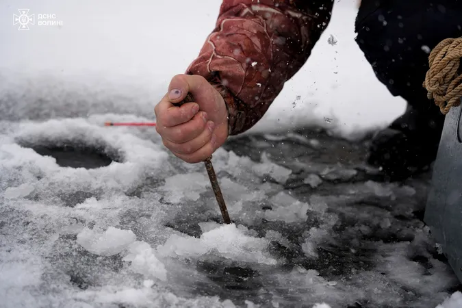 У Луцьку до рибалок на Теремнівських ставках завітали водолази (фото)