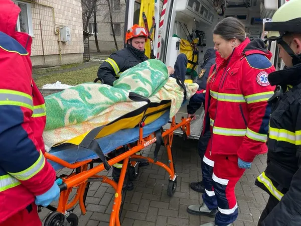У Луцьку рятувальники визволяли хворого чоловіка з квартири (фото)