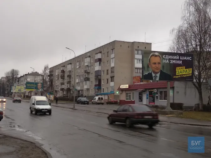 У Володимирі демонтують білборди через борги