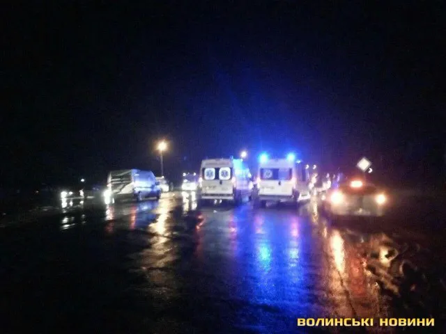 Масштабна ДТП під Луцьком: загинули таксист і пасажирка, її доньку госпіталізували (фото)