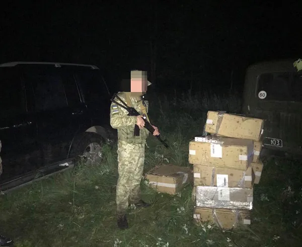 30 ящиків сигарет: луцькі прикордонники викрили контрабандистів (фото)