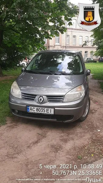 У Луцьку в одному дворі 27 авто стояли на газонах (фото)