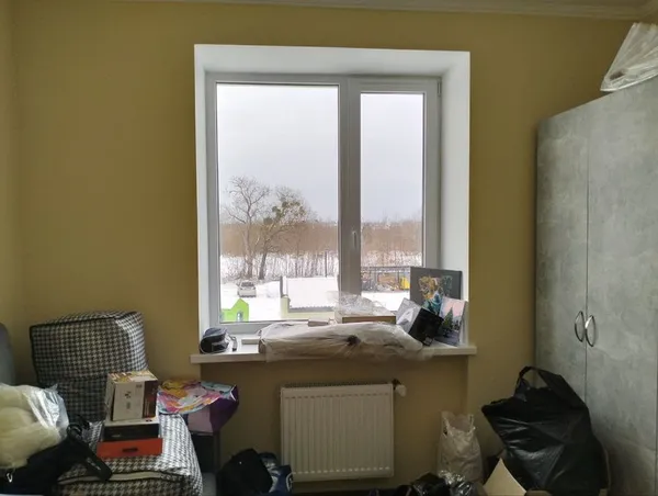 Кімната, у якій прохолодно через протяг із вікна