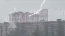 У Києві блискавка вдарила у вікно багатоповерхівки (відео)