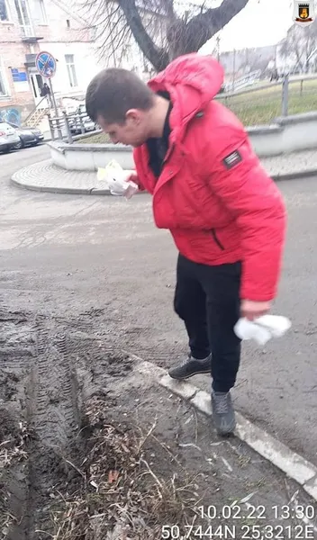 У Луцьку муніципали оштрафували водія Land Rover за знищений газон (фото, відео)