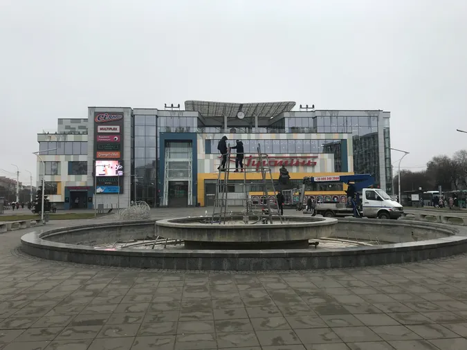 Біля «Променя» у Луцьку вже встановлюють ялинку: яка вона буде (фото, відео)