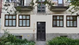 У центрі Луцька знесли автентичні двері зі старого будинку (фото)