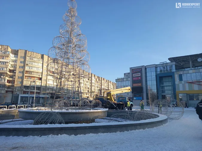 Біля «Променя» в Луцьку розбирають ялинку (фото)