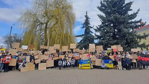 «22 страшних місяці невідомості»: у Ковелі відбулася акція на підтримку полонених азовців (фото)