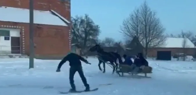 Дрифт на санях: як  розважається молодь у селі біля Волині