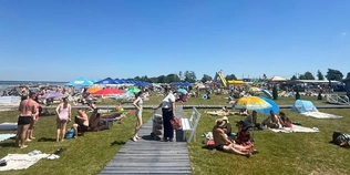 Спекотні вихідні: що коїться на пляжах Світязя (фото)