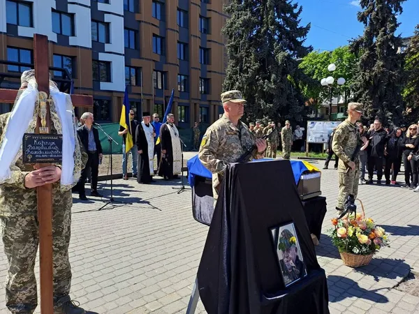 На похорон приїхав «англійський брат»: у Ковелі попрощалися з воїном Володимиром Карпуком (фото)
