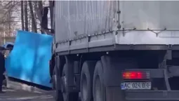 На Волині вантажівка злетіла у кювет (відео)