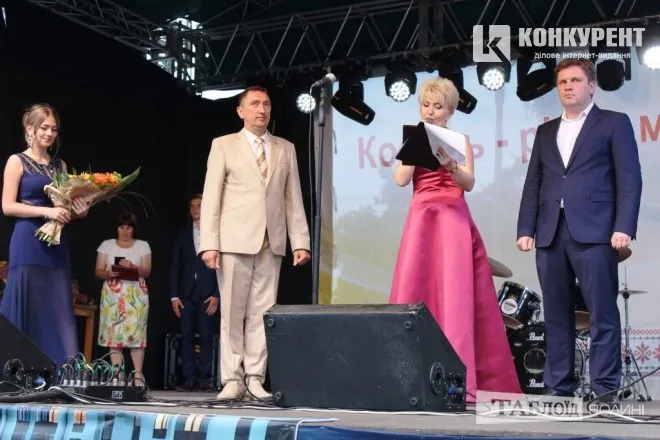 Вже традиційна частина святкування Дня Ковеля – нагородження кращих із кращих. Першим вручили подяку від міського голови народному депутатові Степану Івахіву, точніше – передали через помічника Дениса П’ятигорця