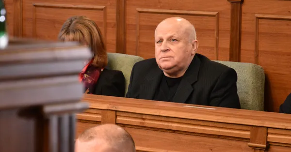...ну а Віталій Володимирович Кварцяний сумно спостерігає за всім, що відбувається у сесійній залі.