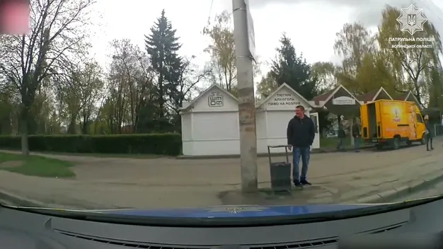 У Луцьку зухвалий водій порушив правила перед носом патрульних (відео)