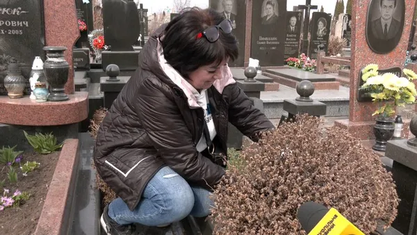 «Розкладаються сотні років»: що робити зі штучними квітами із кладовищ Луцька (фото, відео)