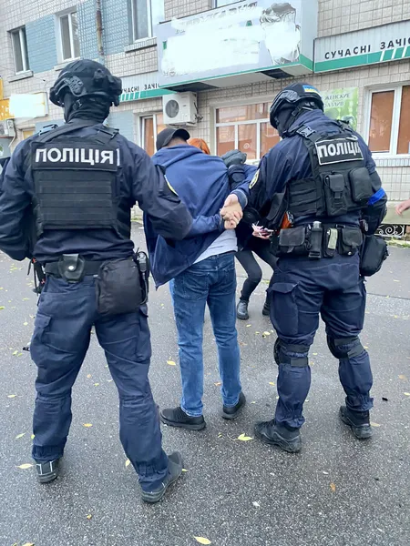 Правоохоронці затримали зловмисника, який продавав на Волині зброю (фото)