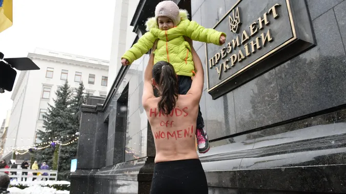 Роздягнулись догола: активістки Femen вимагали скасувати військовий облік жінок (фото)