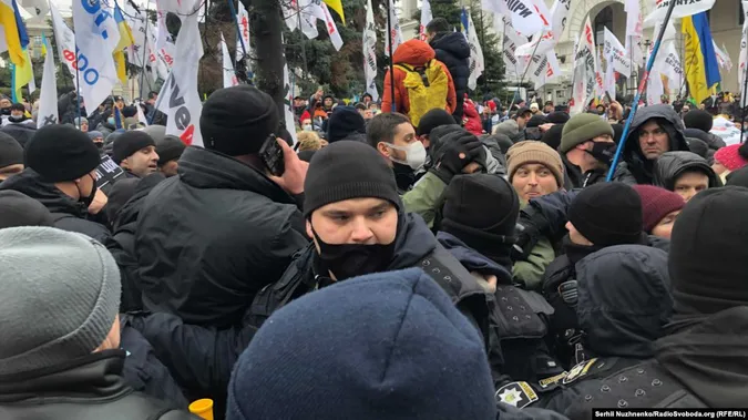У Києві підприємці хочуть встановити намети, почалися сутички з поліцією (фото)