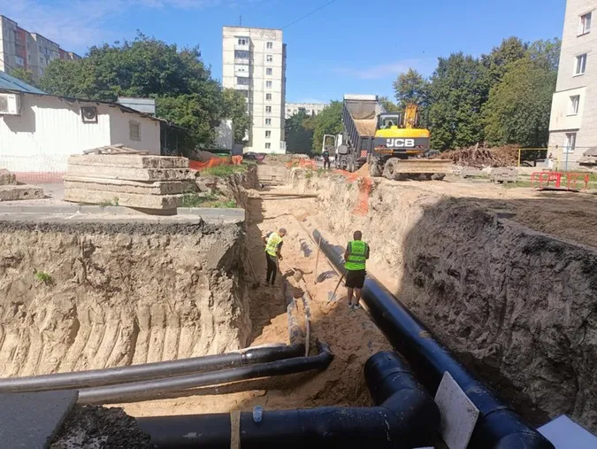 У Луцьку міняють тепломережу на Климчука: як їздять тролейбуси (фото, відео)