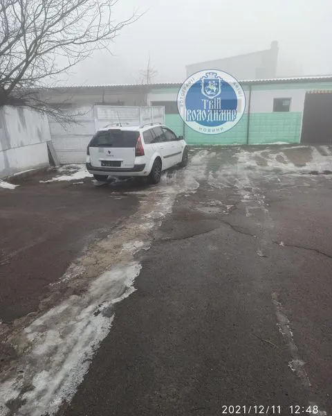 Зняв номерні знаки і втік: у Володимирі п'яний таксист в'їхав у авто (фото)
