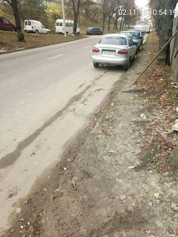 У Луцьку будівельників-нечупар покарали «брудною роботою» (фото)