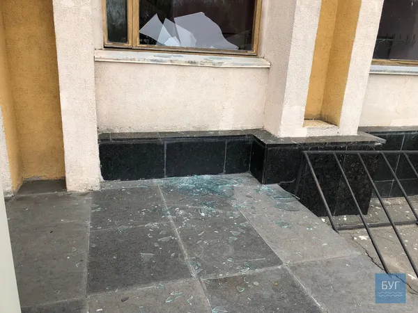 У Нововолинську хуліган побив двері та вікна у міськраді (фото)
