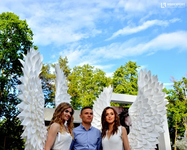 Із янголами та дітьми: якою була луцька вечірка біля басейну з Андре Таном (фото)