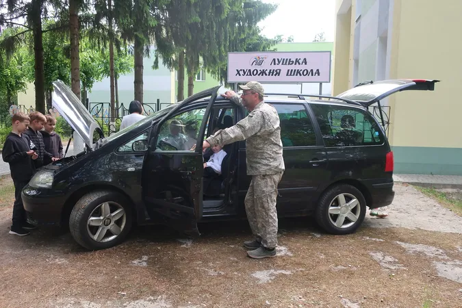 Діти з Луцька продали малюнки у США і купили авто для 14 бригади (фото)