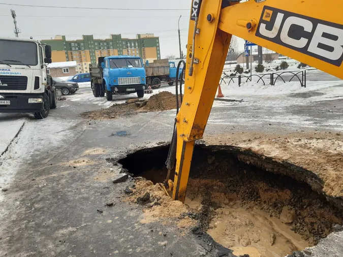 Під час ремонту провалля біля «ПортCity» виявили ще один аварійний прорив