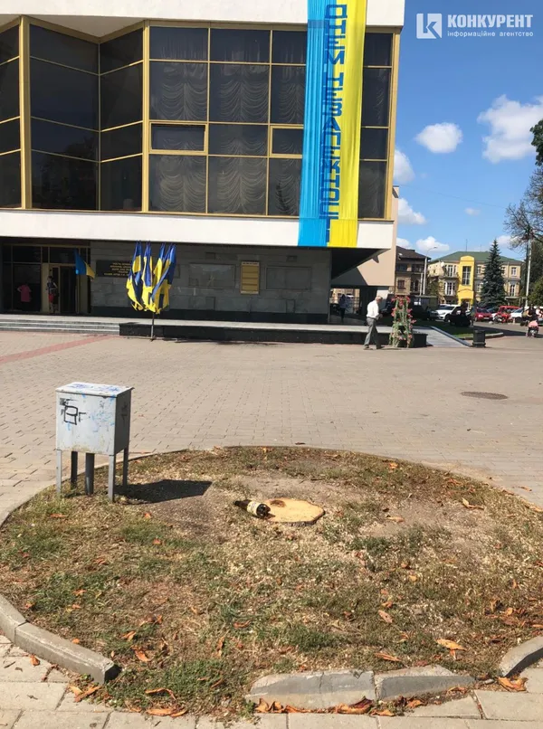 На Театральному майдані зрізали всохлу ялинку (фото)