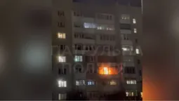Луцькі патрульні витягли з палаючої квартири жінку (відео)