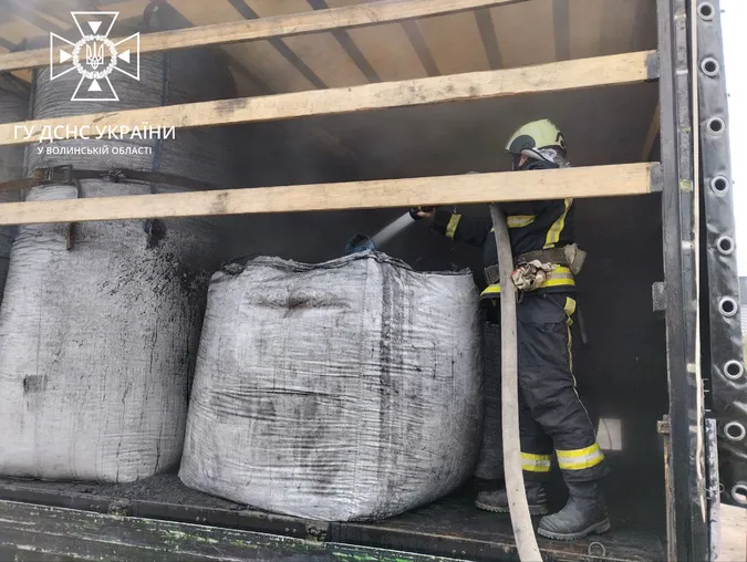 На Волині горіла вантажівка з вуглем (фото)