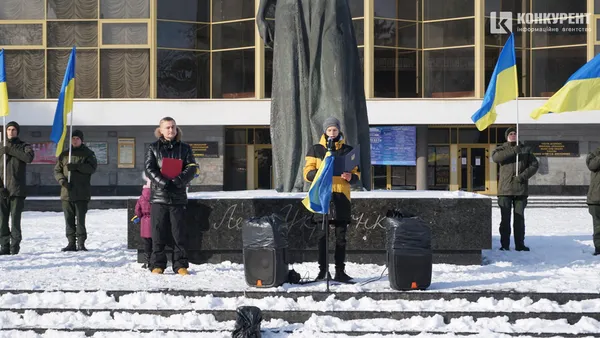 Свято єднання: у Луцьку розгорнули довжелезний стяг у День Соборності (фото, відео)