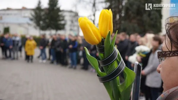Він хотів би, щоб ми посміхались: Луцьк попрощався із Героєм Андрієм Романовим (фото)