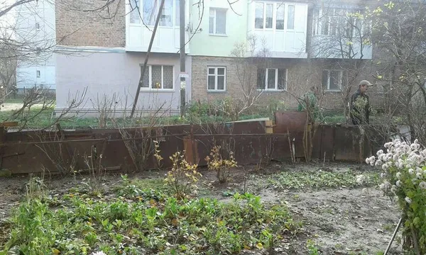 Муніципали продовжують зносити саморобні паркани у Луцьку (фото)