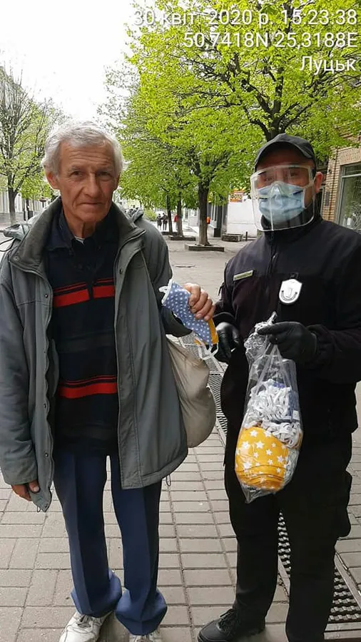 Муніципали роздали сотні саморобних масок від небайдужої лучанки (фото)