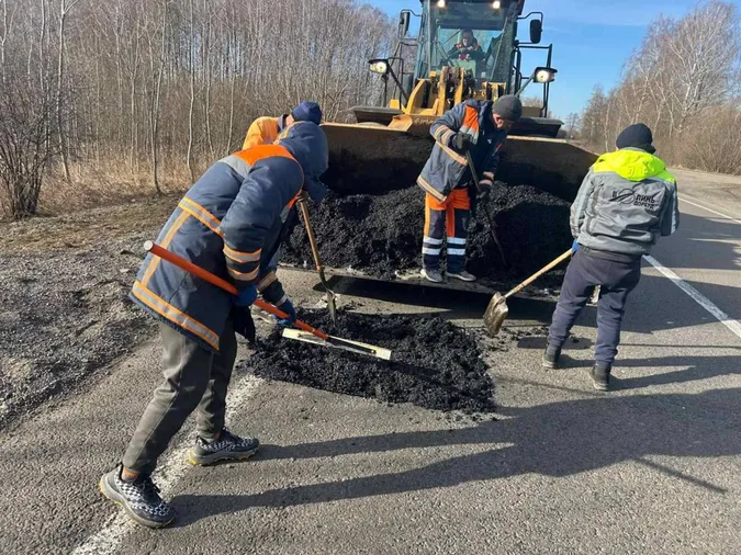 На Волині ремонтують ями на п’яти міжнародних та регіональних трасах (фото)
