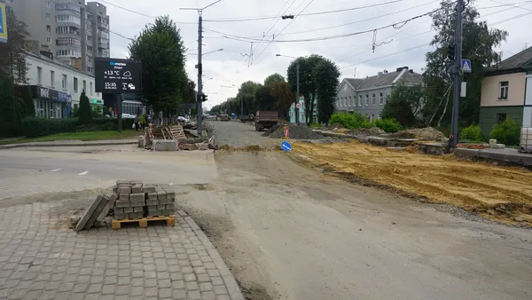 Їздять, ходять, ремонтують: що відбувається на проспекті Волі у Луцьку (фото)