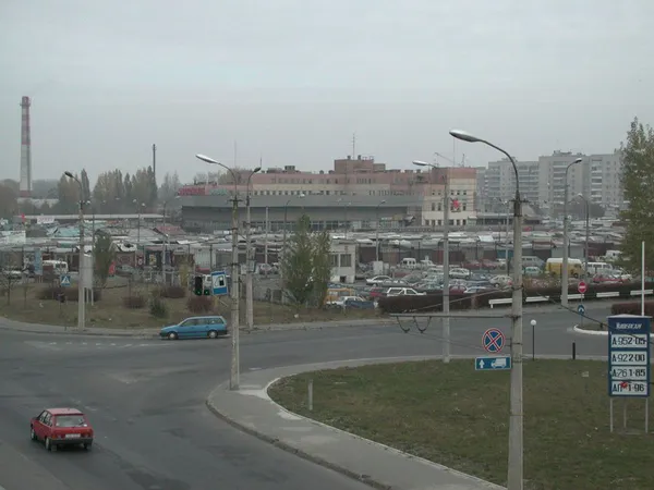 Килими на парканах, бензин по 2 гривні, сардельки по 7,5: старі фото Варшавського ринку в Луцьку