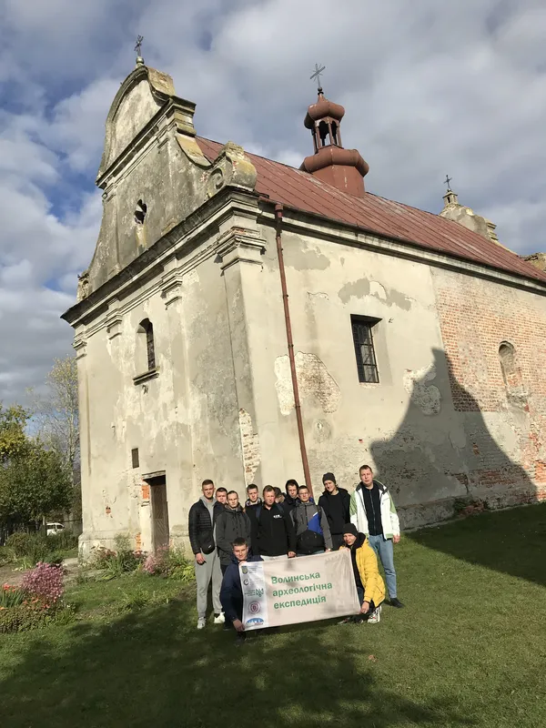 Волинські археологи виявили затоплені підземелля під костелом у Любомлі (фото)
