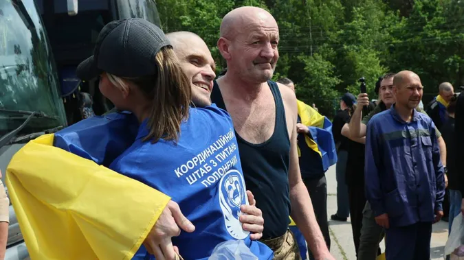 Четвертий обмін за тиждень: в Україну повернулися бійці, які були в полоні з 2022 року (фото)
